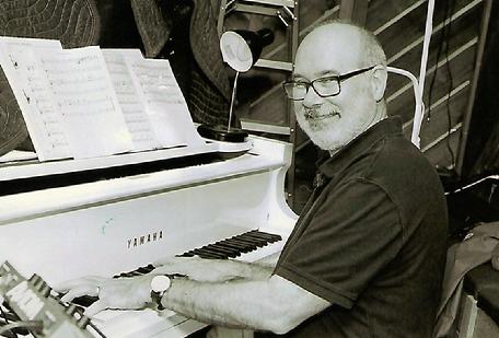 Pianist Larry Harris at the "Watch Our Cubs Go All the Way" session in June 2019